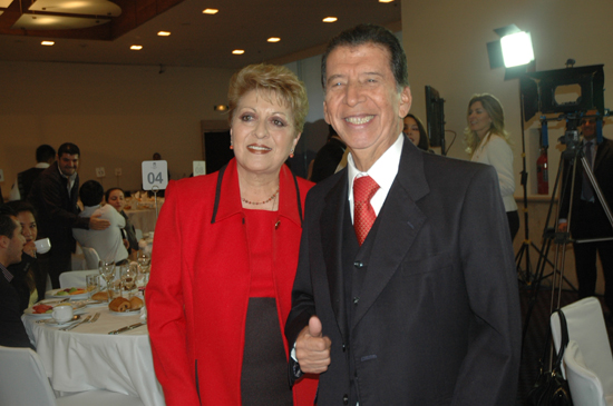 Rodolfo llegó acompañado de su bella esposa María Irene Correa 