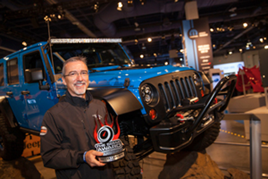 Pietro Gorlier, presidente y director ejecutivo, servicio de marca MOPAR, partes y servicio al cliente, el Grupo Chrysler, acepta el premio 4x4-SUV Hottest para el '14 / '15 Jeep Wrangler.
