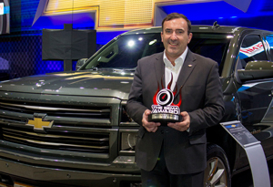 Alan Batey, presidente de GM Norteamérica, director global de la marca Chevrolet, acepta el premio Camión más Hottest para el '14 / '15 Chevrolet Silverado. 