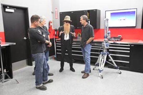 Guitarrista de rock Billy Gibbons (centro) con la So Cal Pete Chapouris y Jimmy Shine (izquierda) y del SEMA Mike Spagnola (derecha).